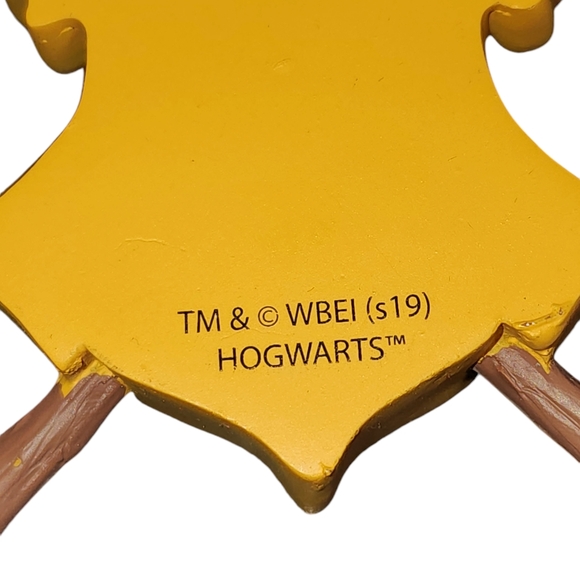Hallmark Harry Potter Hogwarts Banner Over Crest 3-D Ornament 3.25"X2.75"0.75" - Picture 3 of 8